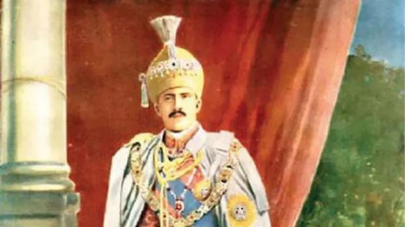  Giàu có bậc nhất Ấn Độ nhưng vị vua nổi tiếng này có lối sống tiết kiệm lạ kỳ: Vàng bạc chất đống, dùng kim cương chặn giấy nhưng một tuần chỉ tiêu 30 nghìn đồng, mặc bộ quần áo rách nát hàng chục năm - Ảnh 1.