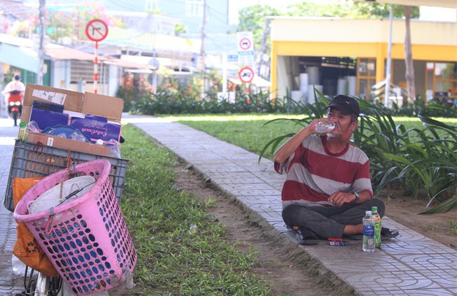 Ảnh: Người lao động vật vã mưu sinh dưới cái nắng đổ lửa ở Đà Nẵng - Ảnh 13.