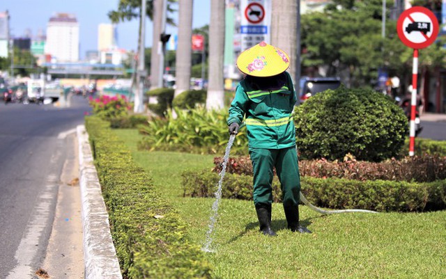 Ảnh: Người lao động vật vã mưu sinh dưới cái nắng đổ lửa ở Đà Nẵng - Ảnh 10.