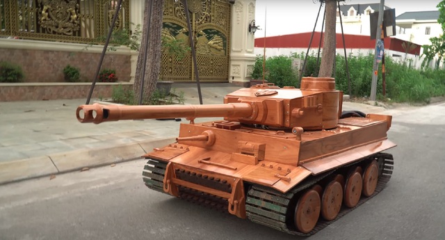 Chưa thỏa mãn với dàn siêu xe, ông bố trẻ ở Bắc Ninh chế tạo chiếc xe tăng bằng gỗ thứ 2 để tặng con trai - Ảnh 1.