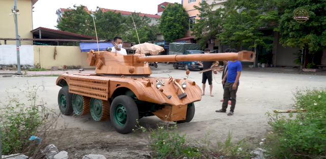 Chưa thỏa mãn với dàn siêu xe, ông bố trẻ ở Bắc Ninh chế tạo chiếc xe tăng bằng gỗ thứ 2 để tặng con trai - Ảnh 2.
