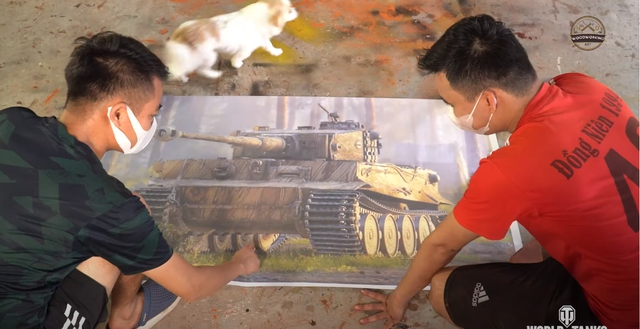Chưa thỏa mãn với dàn siêu xe, ông bố trẻ ở Bắc Ninh chế tạo chiếc xe tăng bằng gỗ thứ 2 để tặng con trai - Ảnh 3.