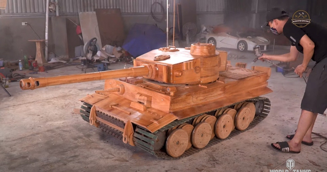 Chưa thỏa mãn với dàn siêu xe, ông bố trẻ ở Bắc Ninh chế tạo chiếc xe tăng bằng gỗ thứ 2 để tặng con trai - Ảnh 4.