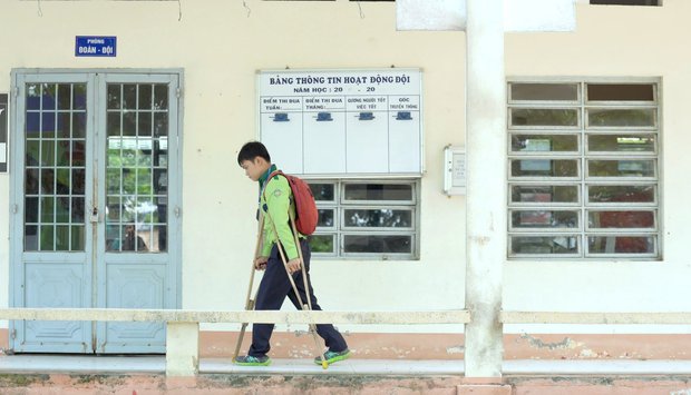  Gặp người cha 12 năm cõng con tới lớp: Có những hôm học tầng cao, hai cha con phải lết từng bậc thang vì cha không còn sức - Ảnh 6.