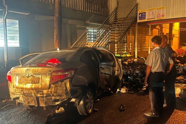 Giận vợ, Phó giám đốc lao ô tô vào công ty giày khiến 4 người thương vong, ô tô và kho hàng bốc cháy - Ảnh 1.