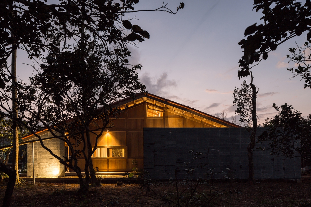 Khám phá ngôi nhà gỗ thơm nức mùi hoa bưởi của cặp vợ chồng người Huế - Ảnh 20.