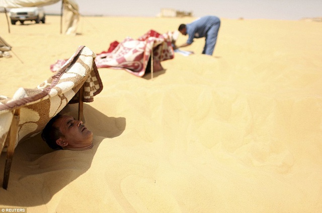 Bỏ tiền triệu để được tắm cát trần bỏng rát giữa sa mạc Sahara: Trải nghiệm cực hot vì 1 lý do không ngờ  - Ảnh 2.