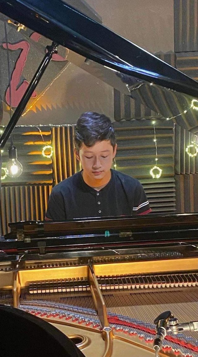  Con trai cả của Jennifer Phạm: Là thủ khoa trung học, đánh piano thần sầu, nhưng tính cách này mới là điều khiến bố mẹ tự hào nhất  - Ảnh 2.