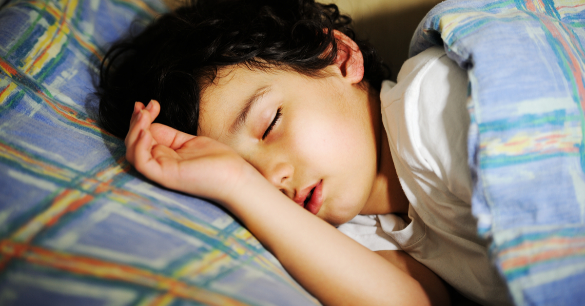 Trẻ 5 tuổi trằn trọc khó ngủ, thức giấc đột ngột giữa đêm vì 8 ''thủ phạm''  mà bố mẹ không hề hay biết