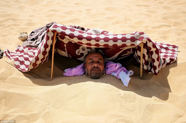  Bỏ tiền triệu để được tắm cát trần bỏng rát giữa sa mạc Sahara: Trải nghiệm cực hot vì 1 lý do không ngờ  - Ảnh 5.