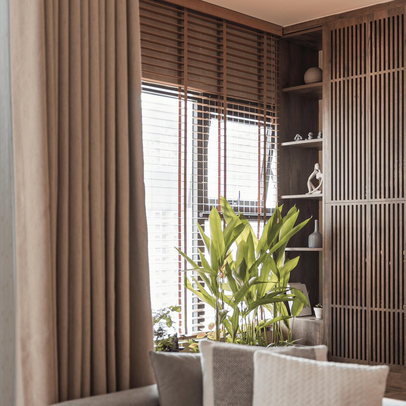 Bất ngờ với 4 cách thiết kế được ứng dụng hợp lý cho căn hộ 85m² của vợ chồng trẻ Hà Nội - Ảnh 14.