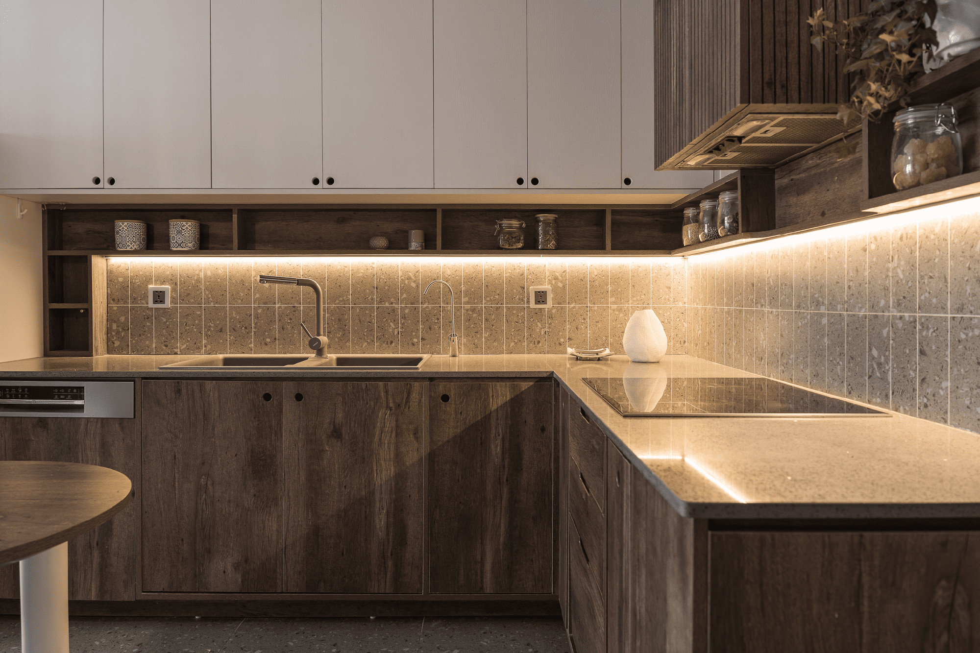 Bất ngờ với 4 cách thiết kế được ứng dụng hợp lý cho căn hộ 85m² của vợ chồng trẻ Hà Nội - Ảnh 20.