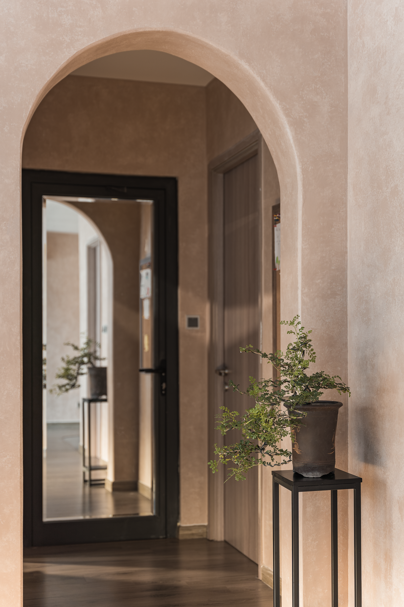 Bất ngờ với 4 cách thiết kế được ứng dụng hợp lý cho căn hộ 85m² của vợ chồng trẻ Hà Nội - Ảnh 23.