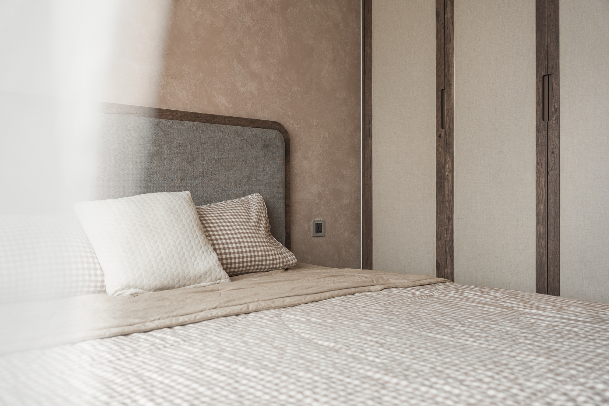 Bất ngờ với 4 cách thiết kế được ứng dụng hợp lý cho căn hộ 85m² của vợ chồng trẻ Hà Nội - Ảnh 7.