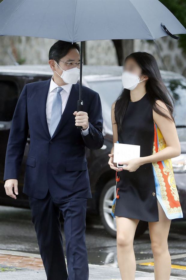  Đám cưới con gái ông trùm Hyundai, tiểu thư nhà Samsung lần đầu xuất hiện bên cha với trang phục gây chú ý - Ảnh 1.