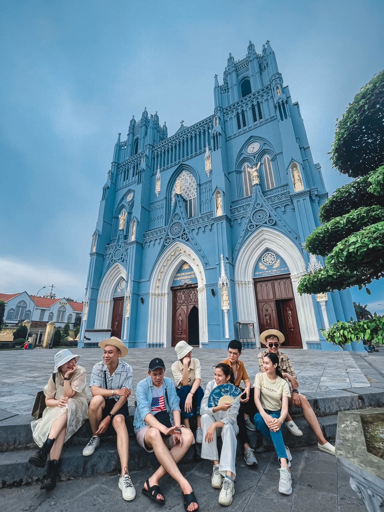 Tour du lịch Nam Định sẽ đưa bạn đến với một vùng đất đầy cảm hứng, nơi bạn sẽ được trải nghiệm văn hóa, lịch sử và ẩm thực độc đáo của miền Bắc. Chuyến đi này sẽ mang lại cho bạn những trải nghiệm đáng nhớ và đậm chất Việt.