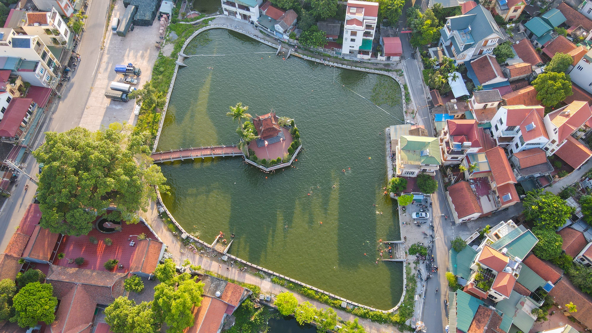  Hà Nội: Ao làng rộng 7.000 m2 được hô biến thành bể bơi, hàng trăm người nô nức tới chơi - Ảnh 1.