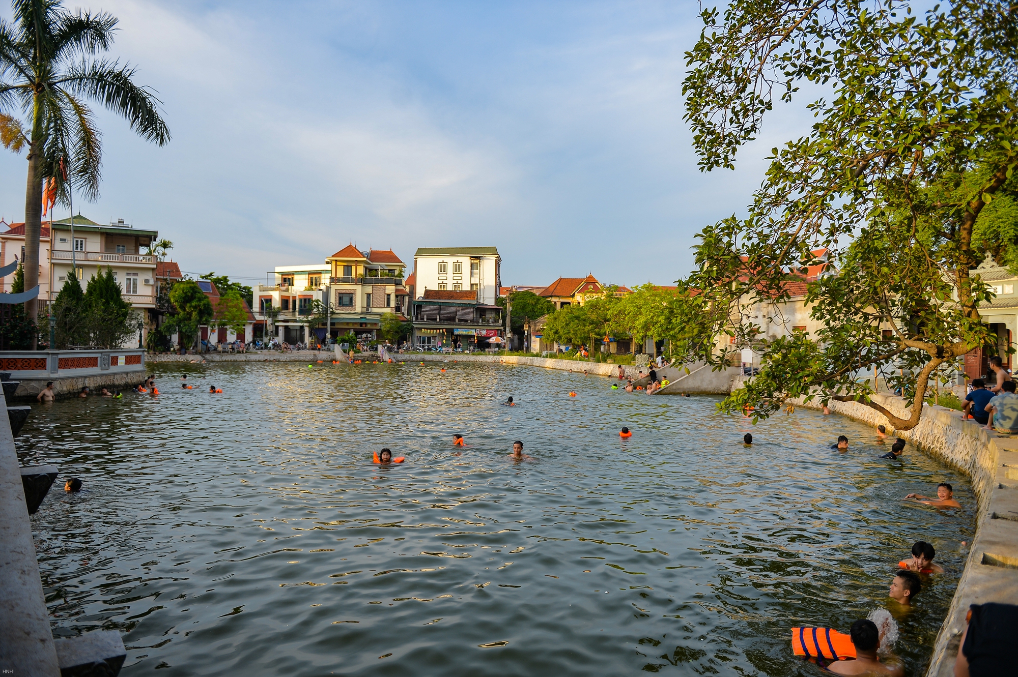  Hà Nội: Ao làng rộng 7.000 m2 được hô biến thành bể bơi, hàng trăm người nô nức tới chơi - Ảnh 2.