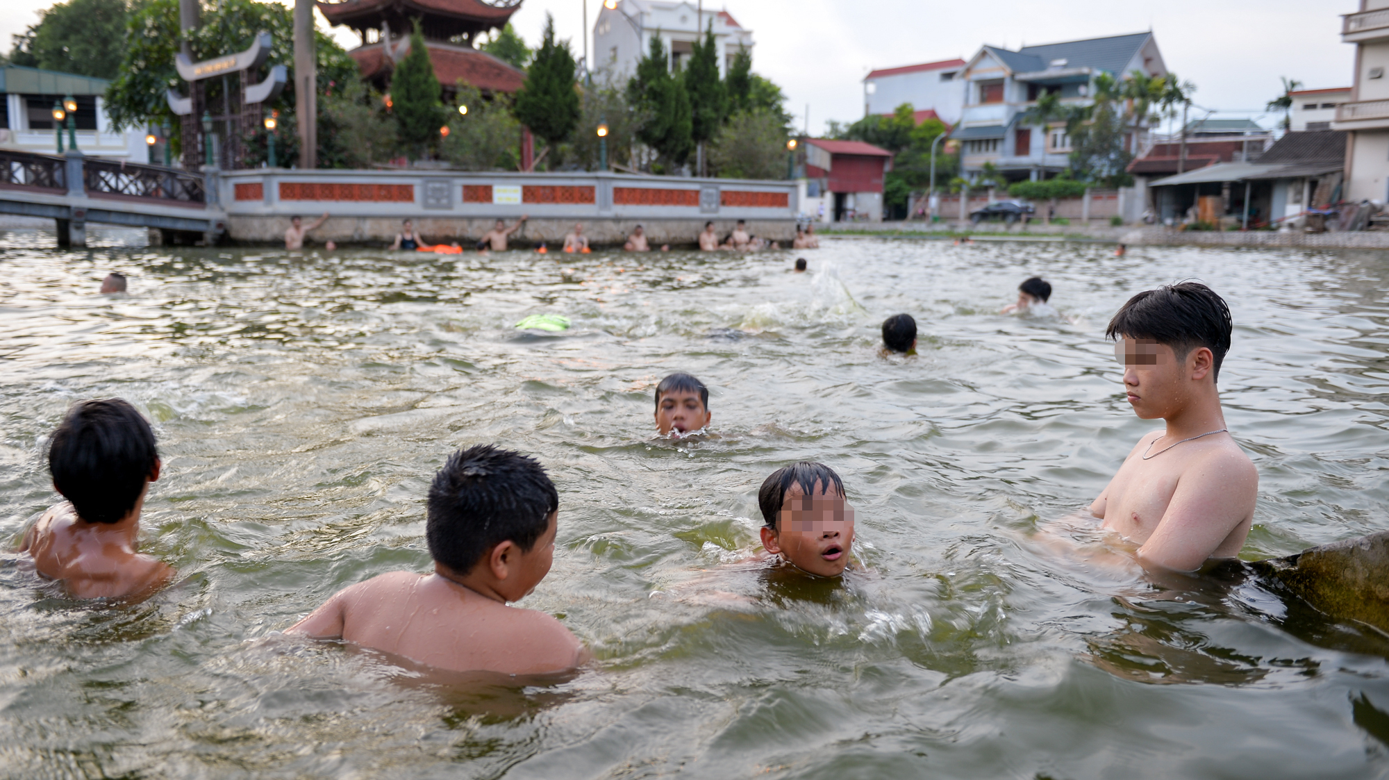  Hà Nội: Ao làng rộng 7.000 m2 được hô biến thành bể bơi, hàng trăm người nô nức tới chơi - Ảnh 3.