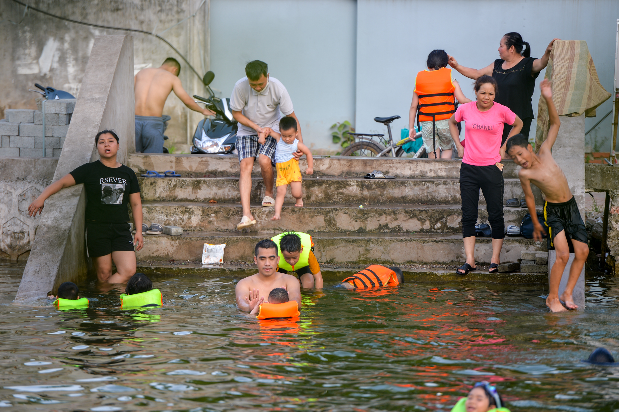  Hà Nội: Ao làng rộng 7.000 m2 được hô biến thành bể bơi, hàng trăm người nô nức tới chơi - Ảnh 6.