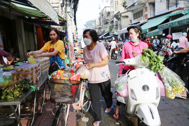 Người Sài Gòn tấp nập đi chợ Tết Đoan Ngọ, tiểu thương hào hứng vì đắt hàng: Một năm chỉ có một ngày - Ảnh 1.