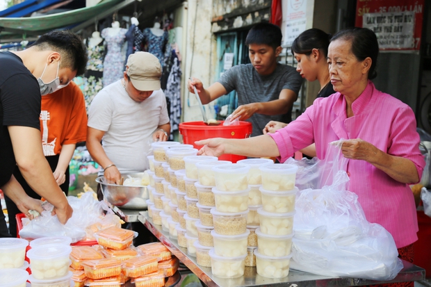 Người Sài Gòn tấp nập đi chợ Tết Đoan Ngọ, tiểu thương hào hứng vì đắt hàng: Một năm chỉ có một ngày - Ảnh 12.