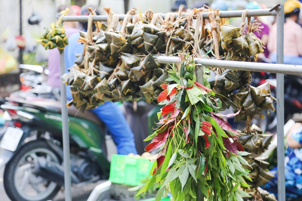 Người Sài Gòn tấp nập đi chợ Tết Đoan Ngọ, tiểu thương hào hứng vì đắt hàng: Một năm chỉ có một ngày - Ảnh 9.