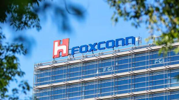 Foxconn gấp rút tuyển dụng nhân sự cho việc sản xuất iPhone 14 - Ảnh 1.