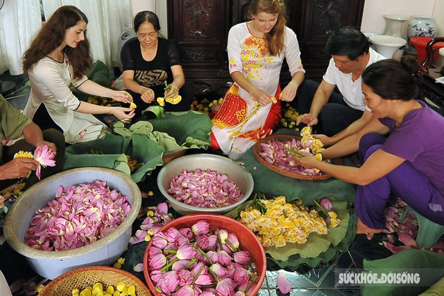 The feat of marinating tea encapsulates the quintessence of thousands of West Lake lotus flowers - Photo 8.