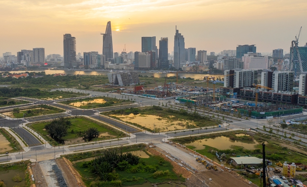Cận cảnh Trung tâm triển lãm 800 tỷ đồng, nằm trơ trọi nhiều năm ven sông Sài Gòn - Ảnh 14.