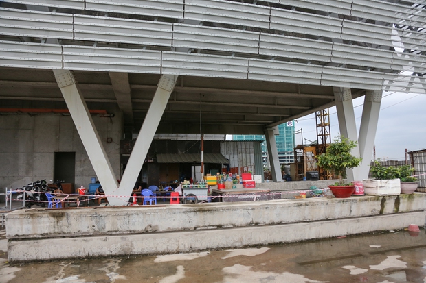 Cận cảnh Trung tâm triển lãm 800 tỷ đồng, nằm trơ trọi nhiều năm ven sông Sài Gòn - Ảnh 4.