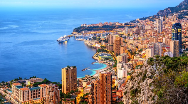 Decoding the strange country of Monaco, where millionaires also struggle to find a plot of land - Photo 2.