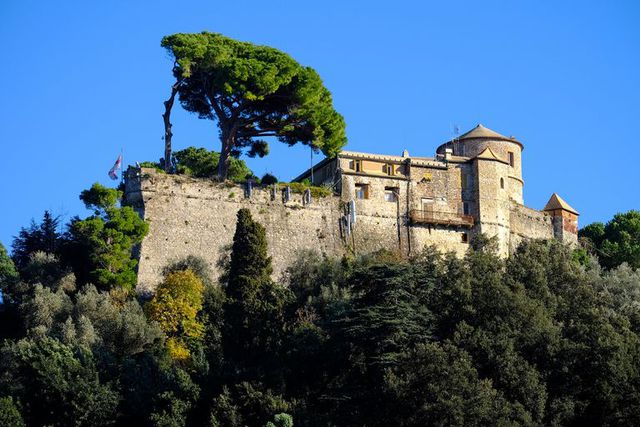 Làng chài nhỏ ở Italy được mệnh danh là nơi ẩn náu của người giàu: Có gì hấp dẫn đến thế? - Ảnh 4.