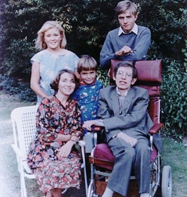  Chân dung 3 người con của thiên tài vật lý Stephen Hawking: Đều tài giỏi, có sự nghiệp riêng nhưng không ai nối nghiệp cha - Ảnh 1.