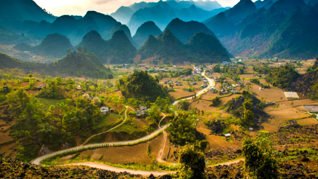Foreign travel blogger suggests 9 experiences that should be once in a lifetime: Traveling through Vietnam is called, shoulder to shoulder with international tours - Photo 3.