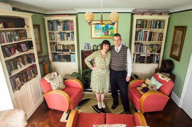 Loved by history, the couple designed a house in the style of the 1930s, using black and white televisions and landlines - Photo 3.