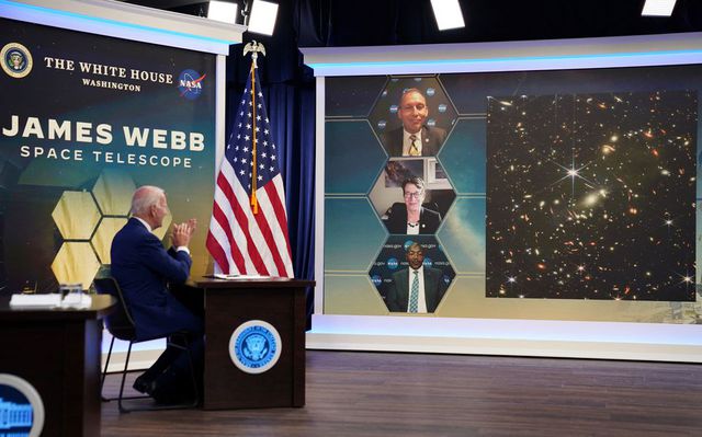  Tổng thống Joe Biden khoe bức ảnh sâu nhất về vũ trụ của kính thiên văn Webb sau gần 1 năm hoạt động  - Ảnh 1.