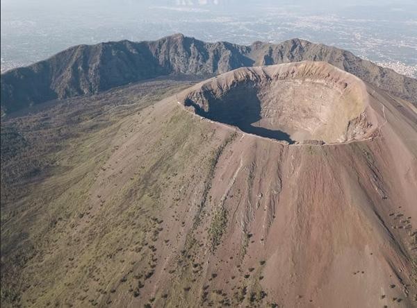 Du khách 23 tuổi ngã vào miệng núi lửa vì mải sống ảo, nhà chức trách phải cảnh báo - Ảnh 1.