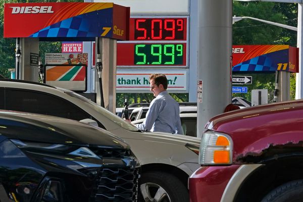 Bloomberg: Giá dầu sẽ lên đến 380 USD/thùng - Ảnh 2.