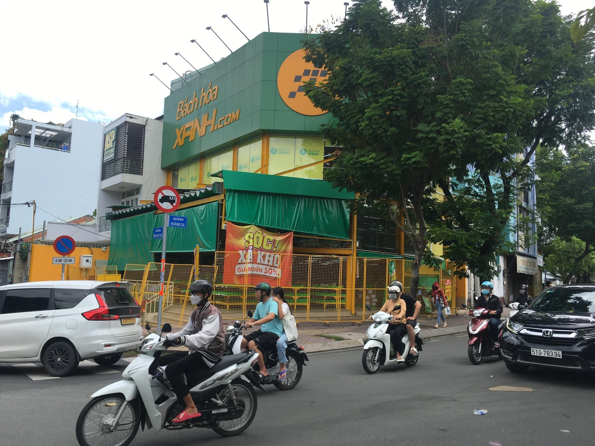 Vì sao hàng trăm cửa hàng Bách hóa Xanh đóng cửa? - Ảnh 1. Vì sao hàng trăm cửa hàng Bách hóa Xanh đóng cửa? - Ảnh 1.