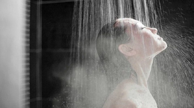  Tắm nước lạnh có thể gây đau tim! Chuyên gia nhắc nhở 3 chú ý khi tắm trong thời tiết nóng nực để bảo vệ sức khỏe bản thân  - Ảnh 1.