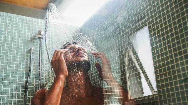  Tắm nước lạnh có thể gây đau tim! Chuyên gia nhắc nhở 3 chú ý khi tắm trong thời tiết nóng nực để bảo vệ sức khỏe bản thân  - Ảnh 2.