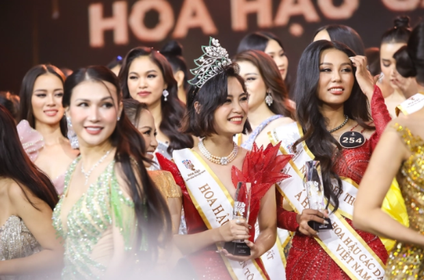 Loạt ảnh học trò siêu nhắng của tân Hoa hậu các Dân tộc Việt Nam khiến fan thích thú - Ảnh 1.