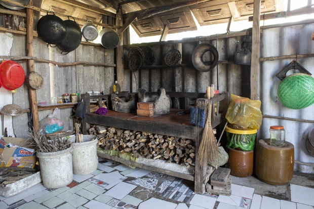 Chái bếp - một “căn nhà” được xây riêng chỉ để nấu cơm ở miền Tây, nơi ám đầy mùi khói bếp nhưng chất chứa bao kỷ niệm về mái ấm gia đình - Ảnh 1.