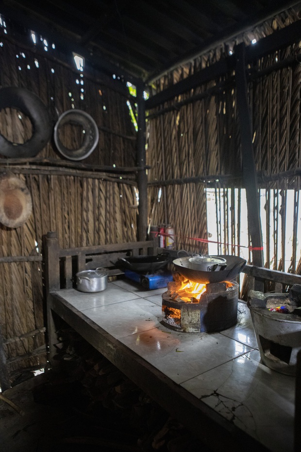 Chái bếp - một “căn nhà” được xây riêng chỉ để nấu cơm ở miền Tây, nơi ám đầy mùi khói bếp nhưng chất chứa bao kỷ niệm về mái ấm gia đình - Ảnh 19.