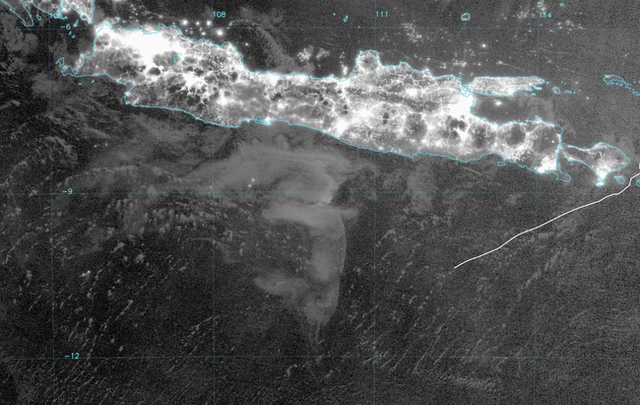  Cả dải đại dương bất ngờ bừng sáng rực rỡ trong đêm, một hiện tượng kỳ bí cuối cùng cũng lộ diện qua ảnh chụp thực tế  - Ảnh 3.