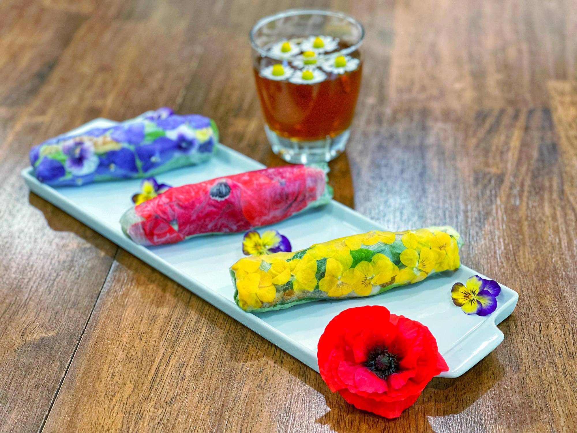 Người phụ nữ Việt ‘cõng giấc mơ hoa’ tự tay dựng nên ‘vườn địa đàng’ đẹp như cổ tích - Ảnh 14.