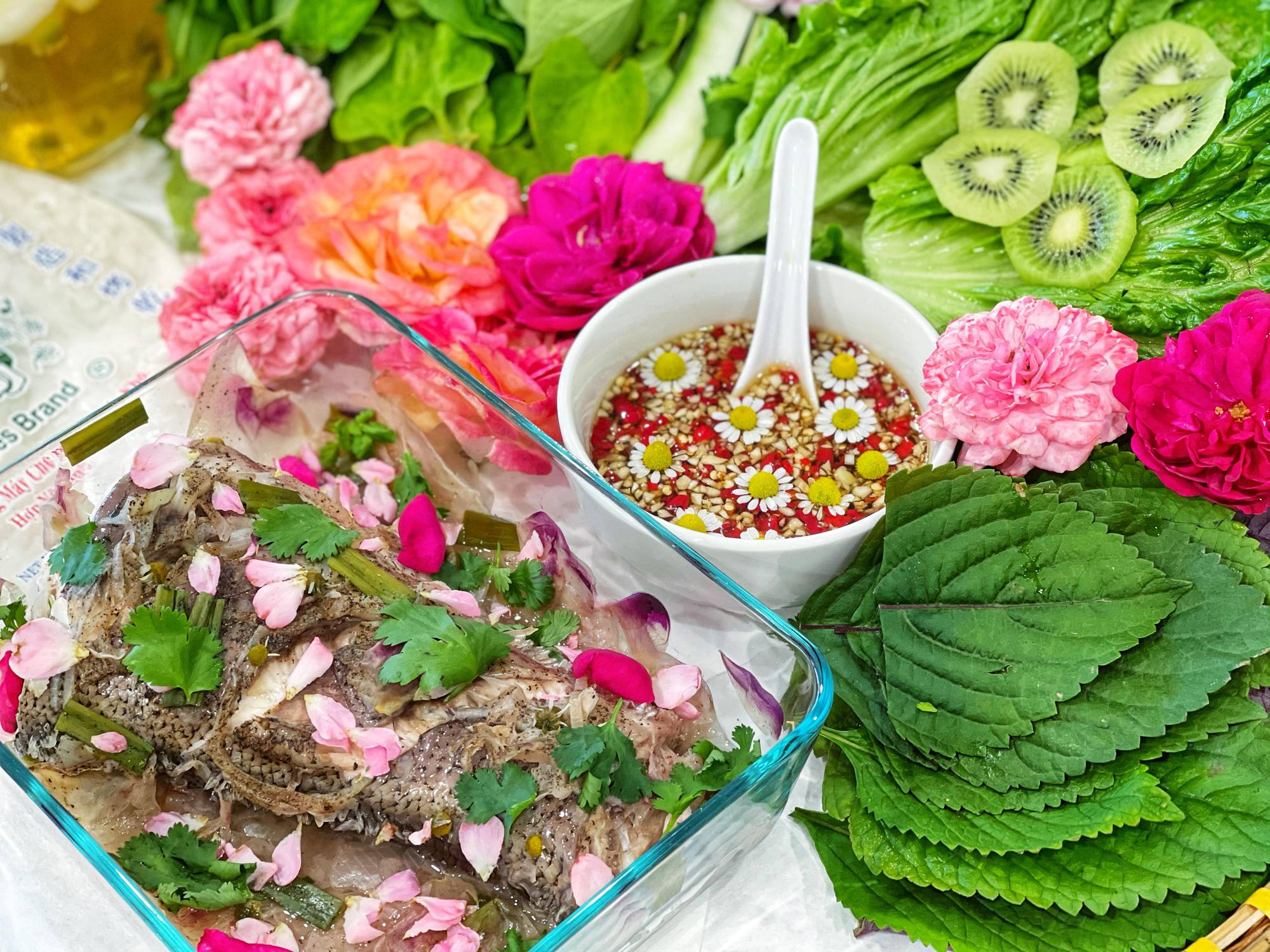 Người phụ nữ Việt ‘cõng giấc mơ hoa’ tự tay dựng nên ‘vườn địa đàng’ đẹp như cổ tích - Ảnh 15.