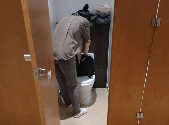 Bị kỳ thị từng mắc Covid-19, người phụ nữ không thể xin được việc làm, phải sống trong nhà vệ sinh công cộng qua ngày - Ảnh 1. Bị kỳ thị từng mắc Covid-19, người phụ nữ không thể xin được việc làm, phải sống trong nhà vệ sinh công cộng qua ngày - Ảnh 1.