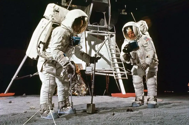  Có gì đặc biệt mà cả 3 xác gián Đức và bụi Mặt trăng đem bán đấu giá đều bị NASA đòi lại  - Ảnh 1.